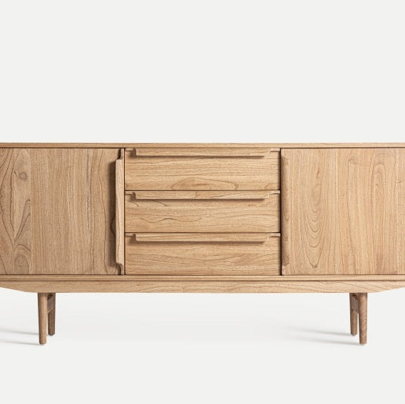 El aparador Nyry B, fabricado en elegante madera de mindi, presenta un diseño moderno con tres cajones centrales y dos armarios laterales, todo sobre cuatro patas cónicas. Producto: Aparador de madera de mindi (180 x 42 x 78 cm) Nyry B.