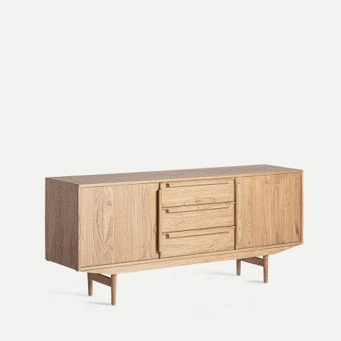 El Aparador Nyry B en exquisita madera mindi cuenta con un diseño moderno minimalista, presentando dos gabinetes y tres cajones centrales elegantemente colocados sobre patas cortas.