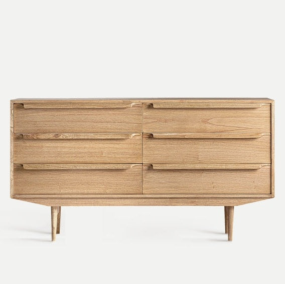 El Aparador de madera mindi (150 x 45 cm) Nyry es una cómoda de madera de mediados de siglo con seis cajones y elegantes patas en ángulo, ideal para un almacenamiento eficiente. Esta pieza encarna la esencia del mobiliario contemporáneo sobre un fondo liso.
