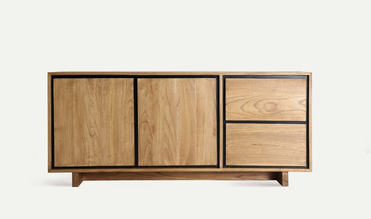 Aparador de madera natural marrón claro KODU OSBY (170×40×75 cm), estilo nórdico, con dos puertas a la izquierda y dos cajones a la derecha, acabado moderno y elegante-ideal para tu salón o comedor.