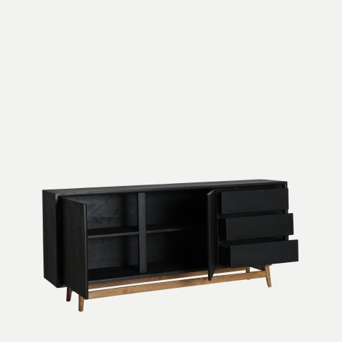 El aparador de madera mindi negro moderno Thiers (180x40x80 cm) presenta un elegante diseño negro con dos gabinetes abiertos a la izquierda, tres cajones abiertos a la derecha y patas de madera, brindando soluciones de almacenamiento ideales para cualquier hogar moderno.