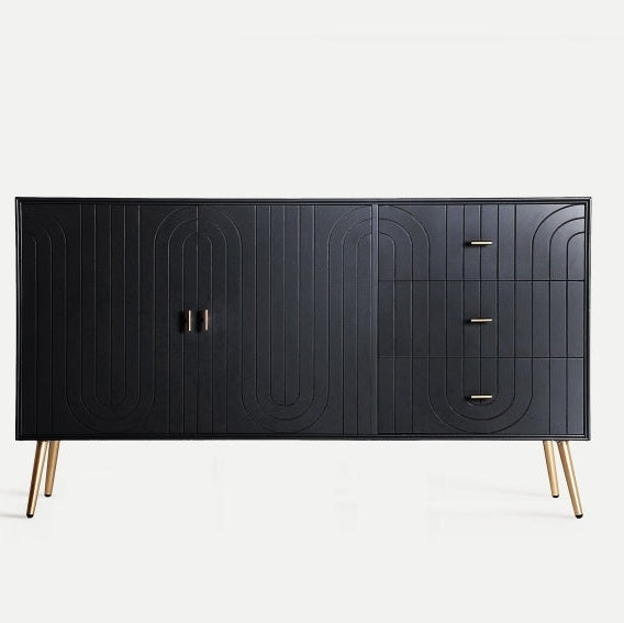 El aparador moderno en madera de pino Tremes presenta un elegante diseño negro con manijas y patas doradas, ofreciendo un mueble sofisticado con dos puertas a la izquierda, tres cajones a la derecha y un patrón geométrico industrial elegante.