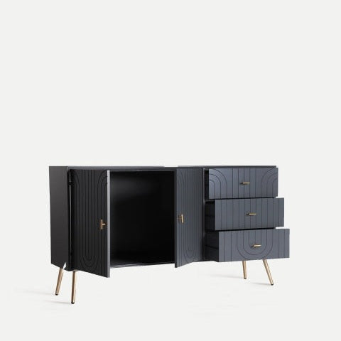 El Aparador moderno de madera de pino Tremes presenta un diseño moderno de mediados de siglo en negro con patas doradas, una puerta de armario abierta y tres cajones, ofreciendo un estilo industrial elegante y amplio espacio de almacenamiento. Perfecto para interiores modernos y sofisticados.