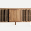 Aparador nórdico moderno de mediados de siglo, modelo Trevoux, con puertas de lamas y mueble central, con acabado en madera de mango natural y diseño minimalista.