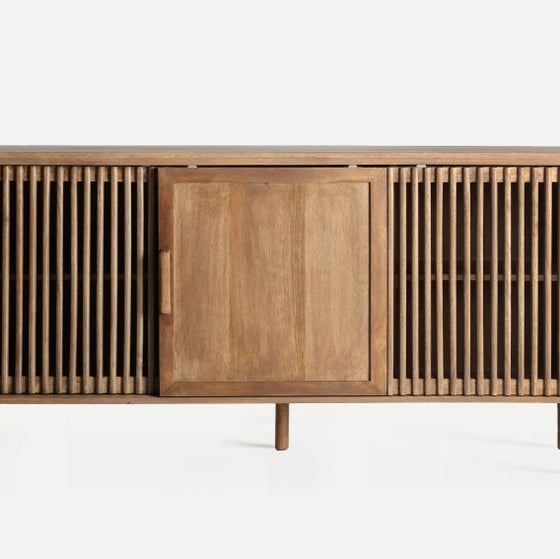 Aparador nórdico moderno de mediados de siglo, modelo Trevoux, con puertas de lamas y mueble central, con acabado en madera de mango natural y diseño minimalista.