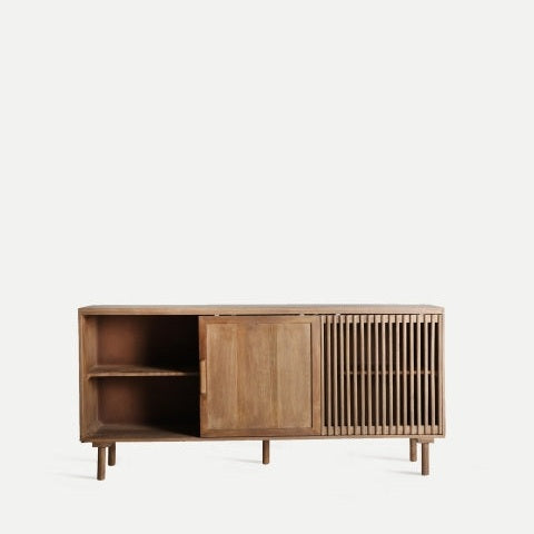 El aparador Trévoux, elaborado en madera de mango, cuenta con un diseño minimalista nórdico con un estante abierto, un armario cerrado, puertas con listones verticales y se apoya sobre cuatro patas resistentes.