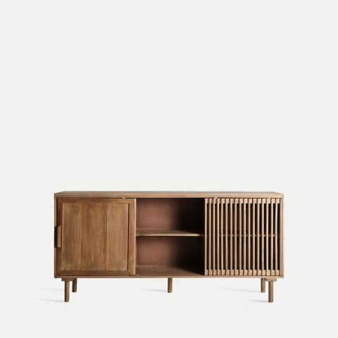 El Aparador en madera de mango (170x40 cm) Trevoux presenta un aparador de madera con un panel izquierdo cerrado y una sección derecha abierta con dos estantes y listones verticales, mezclando estilo nórdico y diseño minimalista.