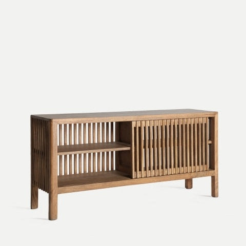 El Aparador de madera en mango (121x36x61 cm) Trevoux presenta listones verticales en sus puertas delanteras y estantes abiertos en el lado izquierdo, elaborados a partir de cálida madera de mango y que incorporan un estilo nórdico limpio, que exuda una elegancia discreta sobre un fondo liso.