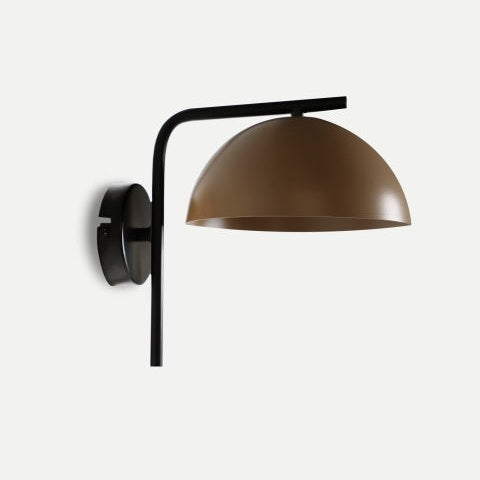 La lámpara de pared Alston presenta un brazo y una base negros con una pantalla marrón en forma de cúpula, que ofrece una decoración sofisticada a cualquier habitación.