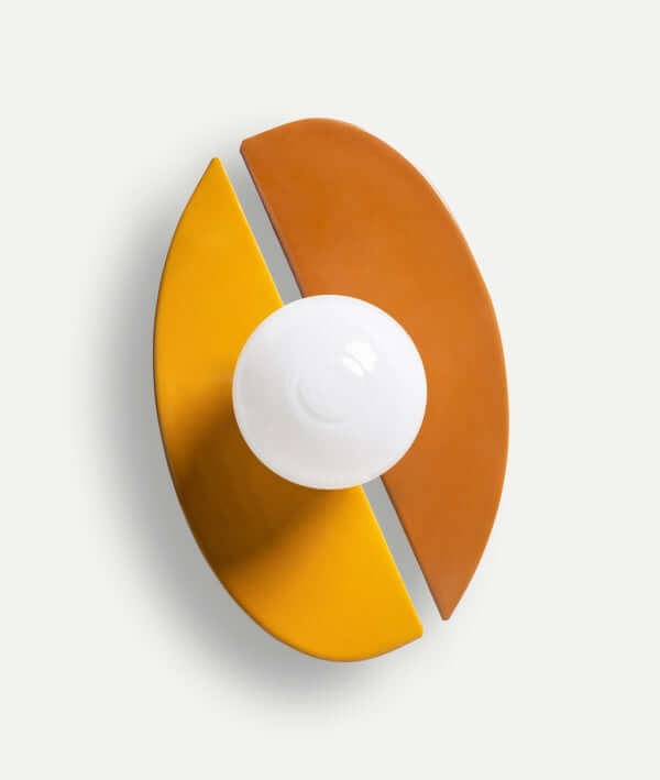 El Aplique de pared de hierro amarillo y vidrio marrón 20×15×31 cm - contemporáneo - ARCO presenta una bombilla globo central blanca con paneles asimétricos amarillos y marrones, ideal para iluminación decorativa o como llamativo mural de arte.