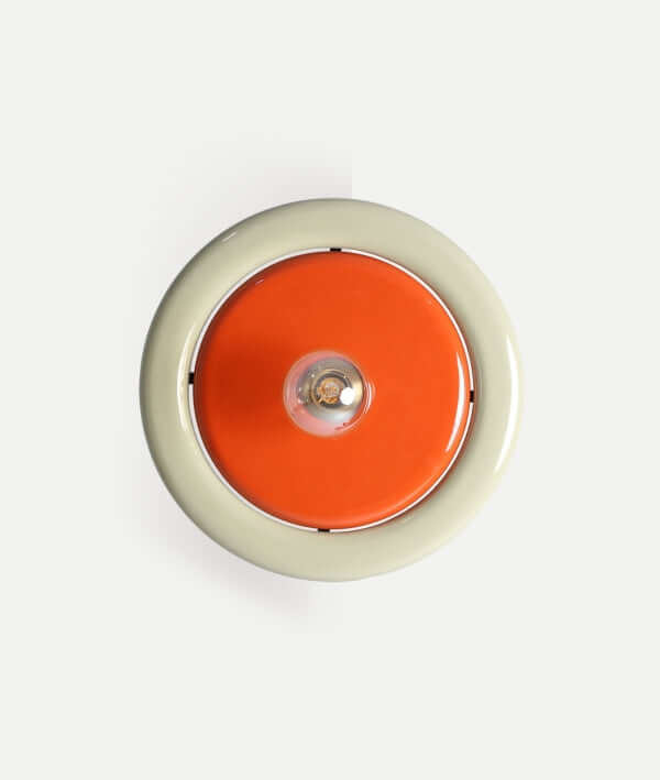 El aplique de pared de mediados de siglo KODU CEKLE presenta un marco de madera de mango de 40×10×40 cm en color naranja con detalles metálicos en color crema, que ofrece un elegante toque de iluminación cuando se mira de frente sobre un fondo blanco.