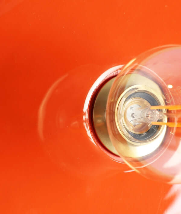 Primer plano del aplique de pared de mediados de siglo KODU CEKLE: madera de mango en naranja, metal crema, 40×10×40 cm, con una bombilla clara en un casquillo de latón sobre un fondo naranja brillante.