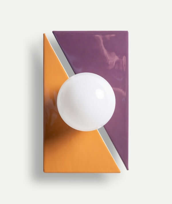 El Aplique de pared de hierro morado y vidrio naranja CERNIA (17×16×28 cm) destaca por su diseño moderno con bombilla central, ideal para añadir iluminación decorativa y un toque contemporáneo a cualquier espacio.