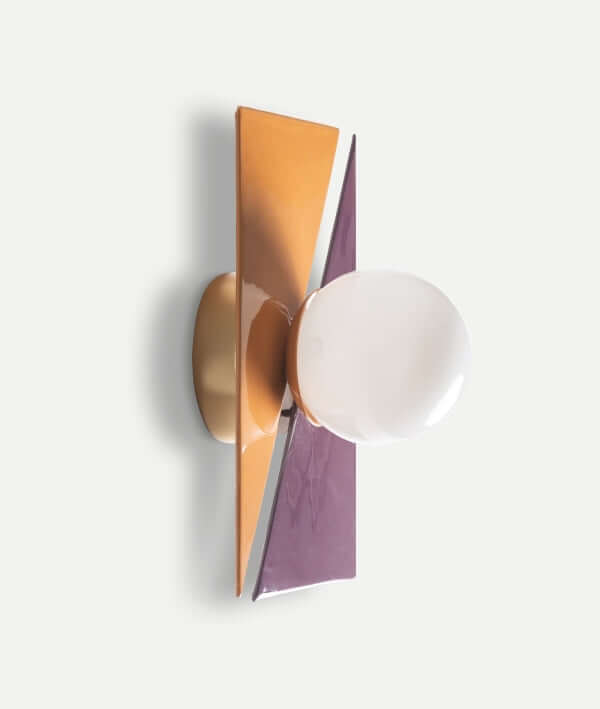 Aplique de pared CERNIA: hierro morado y vidrio naranja, 17×16×28 cm. Ideal para añadir iluminación decorativa y diseño contemporáneo a cualquier espacio.