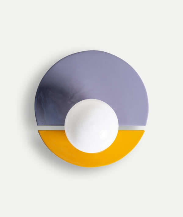 Aplique de pared NIZA: luminaria moderna de hierro dorado y vidrio morado (31×18×31 cm), ideal para iluminación decorativa y acentos elegantes en cualquier espacio.