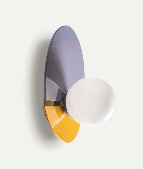 Aplique de pared NIZA: hierro en oro y vidrio morado, medidas 31×18×31 cm. Diseño moderno ideal para iluminación decorativa y añadir un toque geométrico a tu espacio.