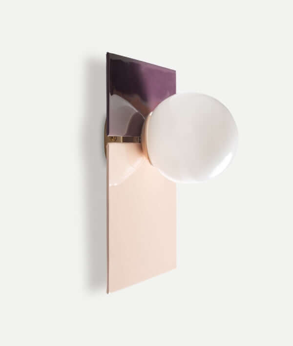 Aplique de pared de hierro oro y vidrio morado URU (30×19×31 cm), estilo minimalista, con base rectangular bicolor y gran bombilla redonda blanca, ideal para iluminación ambiental en fondos claros.