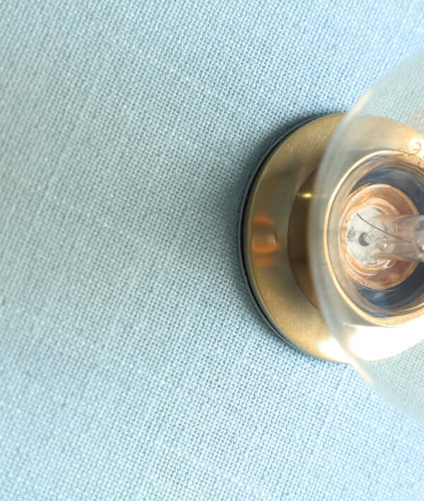 El aplique de pared KODU VETRA de algodón celeste y metal dorado (45×9×45 cm) es ideal para iluminación ambiental y se adapta perfectamente a cualquier diseño contemporáneo.