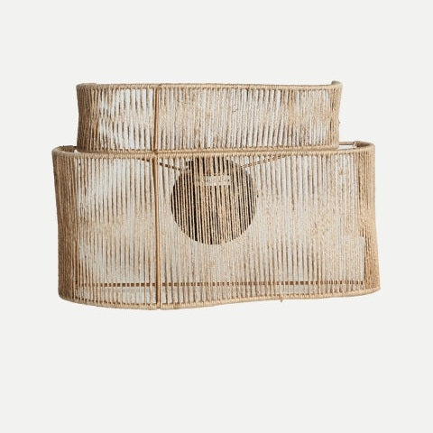 Un bolso rectangular de paja tejida con texturas de yute natural y un exclusivo cierre circular de madera en el frente se llama Aplique de pared en yute y hierro Yaxunah.