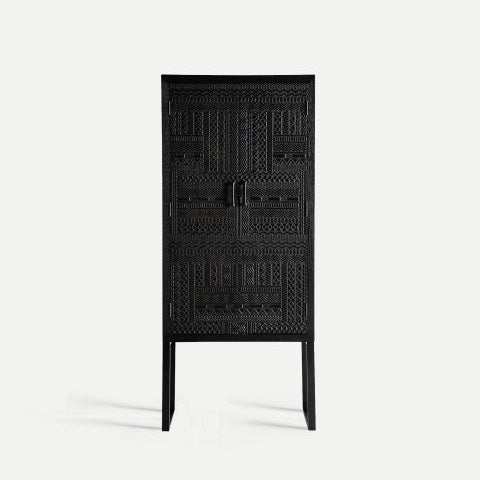 El Aparador alto de fresno negro Antrim (70x35x160 cm) presenta intrincados tallados geométricos en dos puertas centrales, elaboradas con fina madera de fresno. De pie elegantemente sobre cuatro patas, su diseño contemporáneo aporta un toque moderno a cualquier habitación.