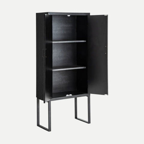 El aparador alto de fresno negro Antrim (70x35x160 cm) es un mueble de metal negro con puertas abiertas y dos estantes, que combina un diseño contemporáneo con una elegancia elegante.