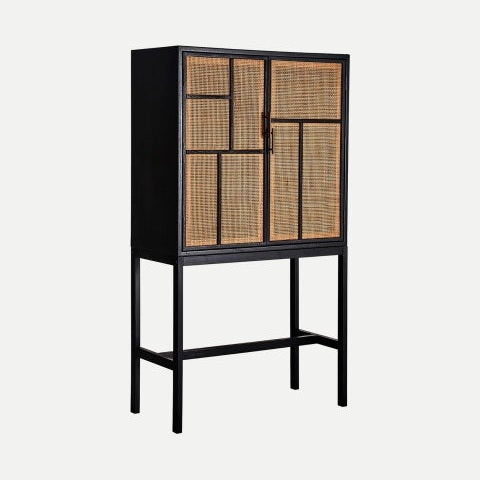 El armario Beilen de madera de pino y ratán, alto y negro, con patas y puertas entrelazadas, incluye dos tiradores frontales, ideal para almacenamiento compacto y modernidad en cualquier espacio.