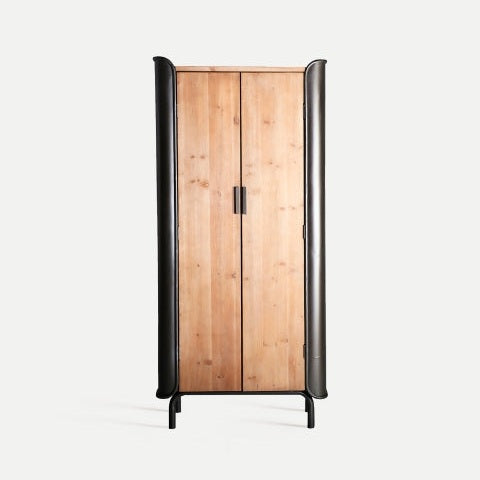 El Armario industrial en metal y madera Briec es una pieza alta de madera con dos puertas, patas de metal negro, metal gris y madera de abeto para una apariencia industrial moderna, además de detalles cilíndricos negros en ambos lados.