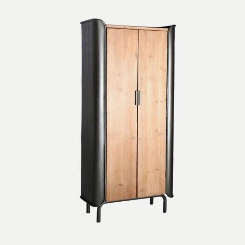 El armario industrial en metal y madera Briec destaca por su diseño moderno, dos puertas con tiradores verticales y patas metálicas, combinando gris y abeto sobre un fondo neutro.
