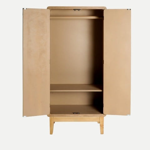 El armario en madera de abeto Doazit, de estilo rústico, tiene dos puertas abiertas que muestran un estante central y un interior amplio perfecto para guardar objetos.