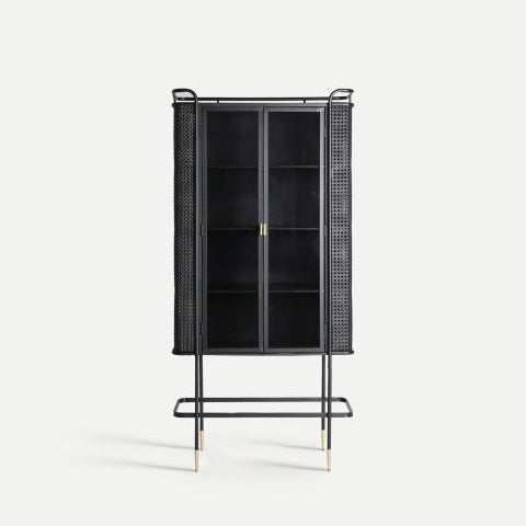 El armario moderno en hierro y vidrio Fussen combina puertas de cristal, paneles laterales de malla, tirador dorado y patas esbeltas con remates dorados para aportar almacenamiento elegante y diseño industrial moderno a cualquier espacio.