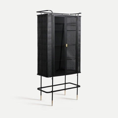 El armario moderno en hierro y vidrio Fussen, en negro con puertas perforadas, paneles de vidrio y detalles dorados, ofrece almacenamiento elegante y destaca por su diseño industrial contra un fondo blanco.