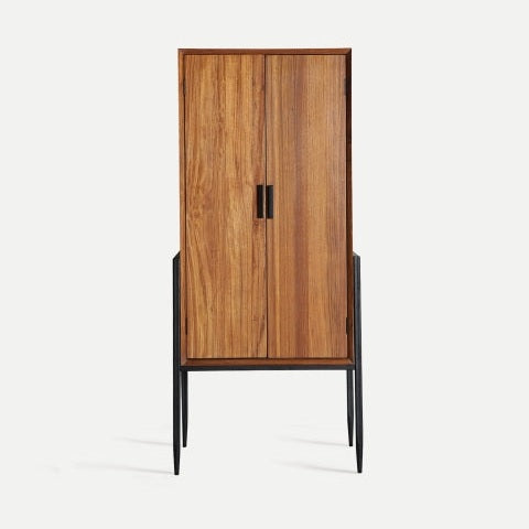 El Armario de madera con patas regulables Lauris presenta estilo nórdico y práctico almacenamiento, con dos puertas, patas negras y soportes laterales, fotografiado sobre fondo blanco.