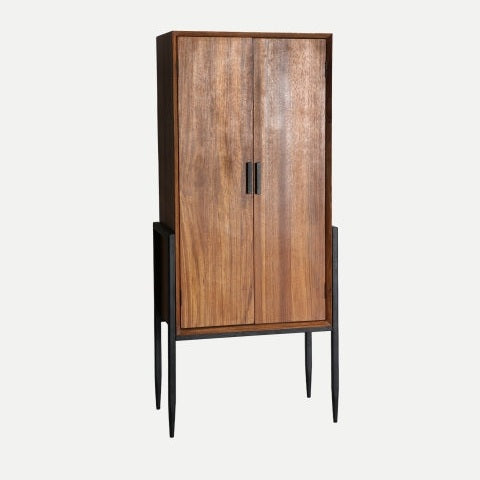 El armario de madera con patas regulables Lauris, de diseño nórdico y acabado natural, es ideal para almacenamiento y presentación dos puertas sobre fondo blanco.