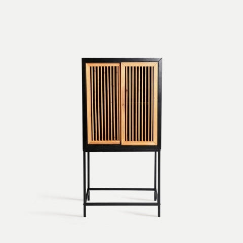 El Armario contemporáneo en madera con puertas correderas Lomqui, de diseño moderno, combina almacenamiento funcional y estético elegante con su marco negro y base de cuatro patas sobre fondo blanco.
