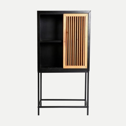 El Armario contemporáneo en madera con puertas correderas Lomqui, alto y negro, con estante a la izquierda y puerta de listones a la derecha sobre patas metálicas, un diseño moderno abierto y funcional de almacenamiento para cualquier espacio.