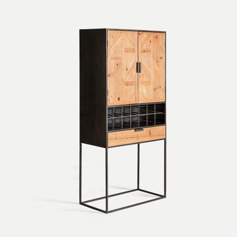 Armario en madera de abeto Longford, estilo industrial rústico, estructura de metal negro, doble puerta, cubículos abiertos y un cajón inferior para almacenamiento elegante.