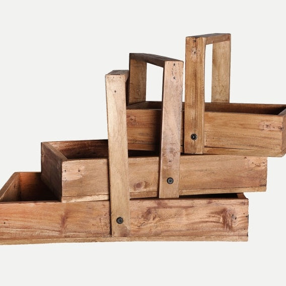 Las Cajas en madera de caoba Akviran (3 piezas) se apilan en niveles, mostrando madera sin acabado y tornillos visibles que aportan un toque de estilo rústico a tu espacio.