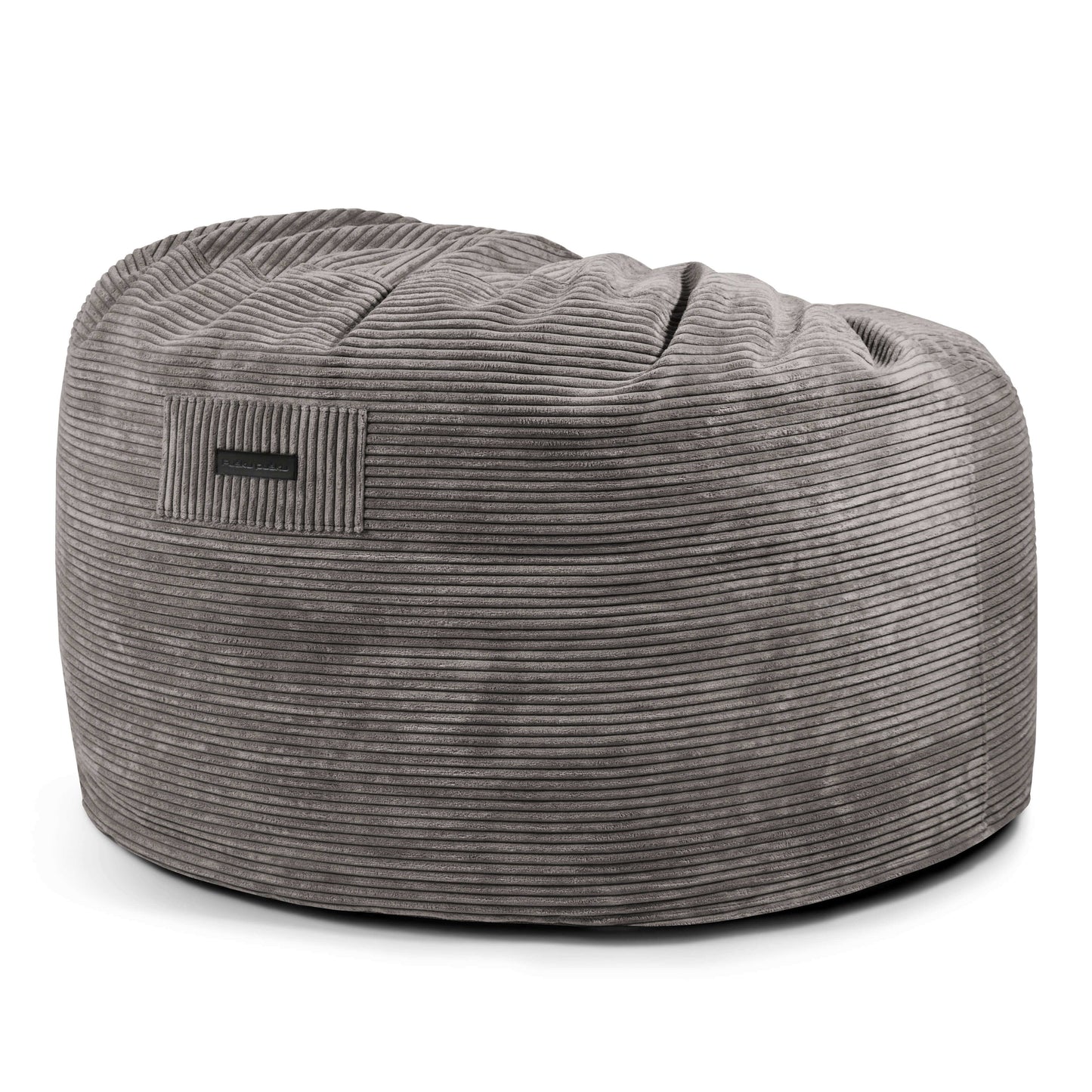 El Foam Bean Bag OM 110 Barcelona, un asiento ergonómico de pana gris con una etiqueta lateral rectangular, se muestra sobre un fondo blanco.