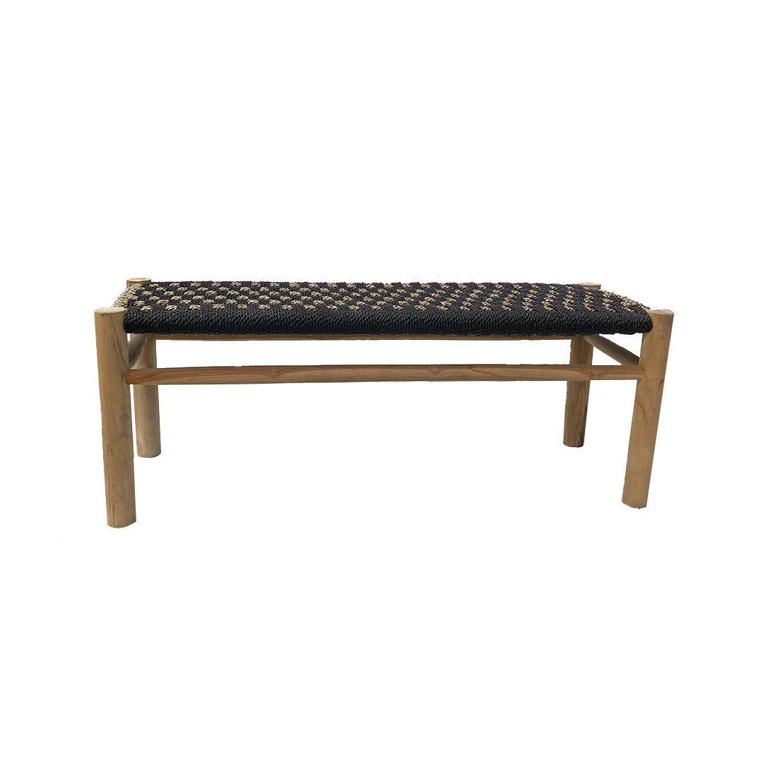 La Banqueta de Madera de Teca y Ratán Black/Nat ofrece una estructura robusta de teca y un asiento elegante de ratán en negro y beige, presentación sobre fondo blanco.