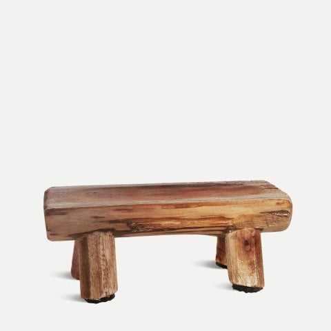 El centro de mesa en madera de caoba Akviran C es un centro de mesa rectangular hecho a mano con patas gruesas y resistentes hechas de caoba intensa, que se muestra sobre un fondo blanco liso.