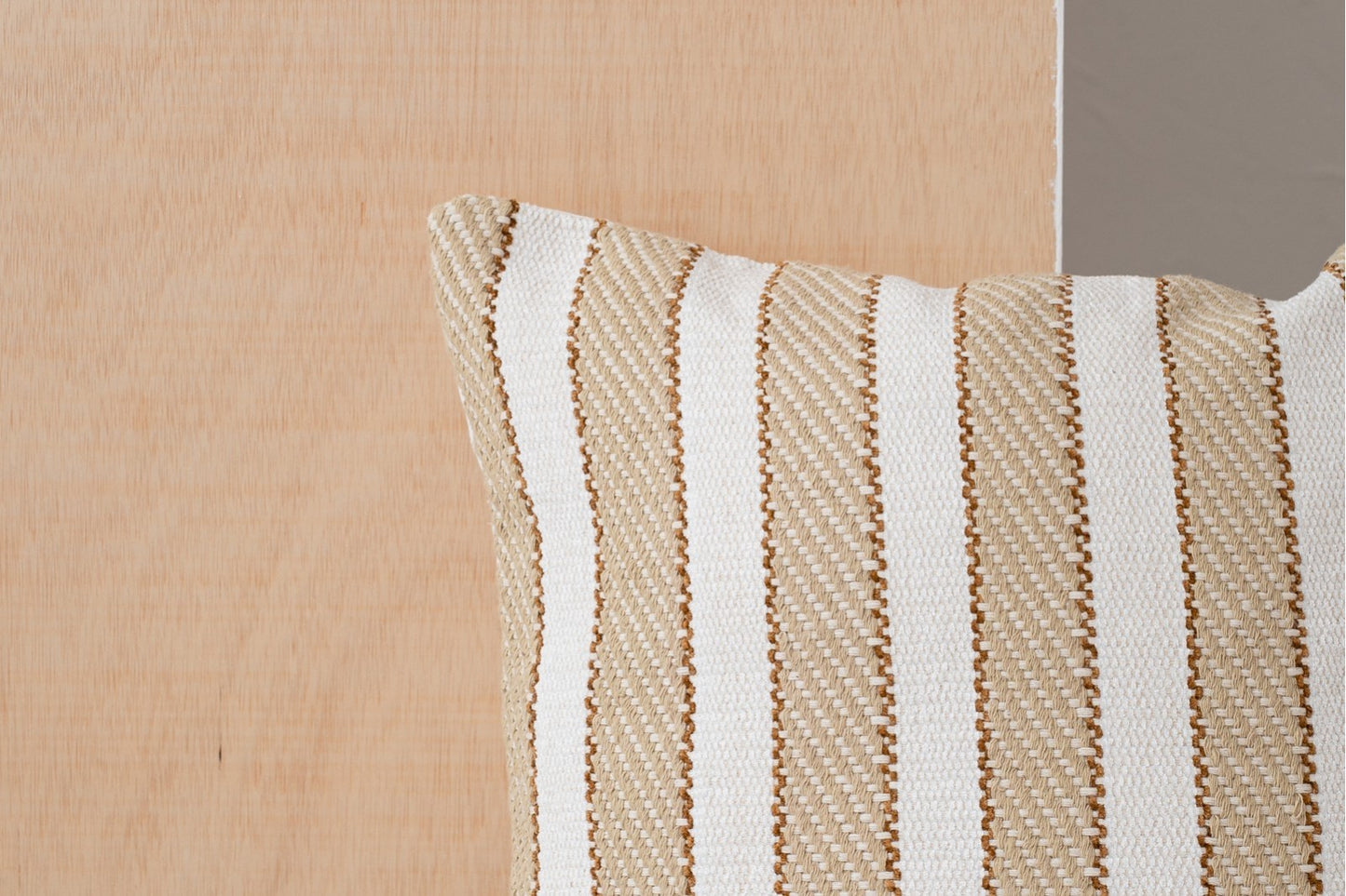 Detalle del Cojín de algodón blanco y beige con franjas 50X50CM - natural - ANXA N2, con franjas verticales, colocado sobre un fondo de paneles de madera clara.