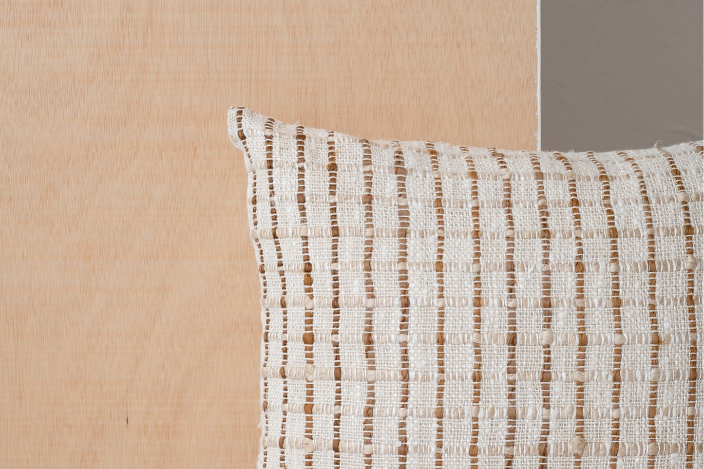Un primer plano del Cojín de algodón blanco y beige con cuadriculas marrones 50x50CM - natural - ANXA N3, un cojín tejido con textura, descansa sobre una superficie de madera clara y un fondo neutro.