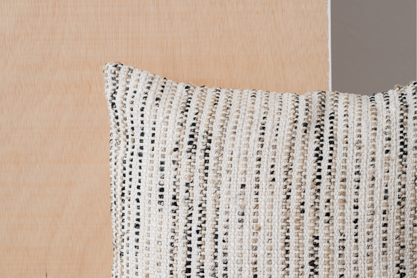 Detalle del Cojín de algodón blanco, beige con líneas negras 50X50CM - natural - OTO N2, mostrando su tejido de algodón texturizado y sus modernas rayas negras y beige, ideal para espacios contemporáneos.