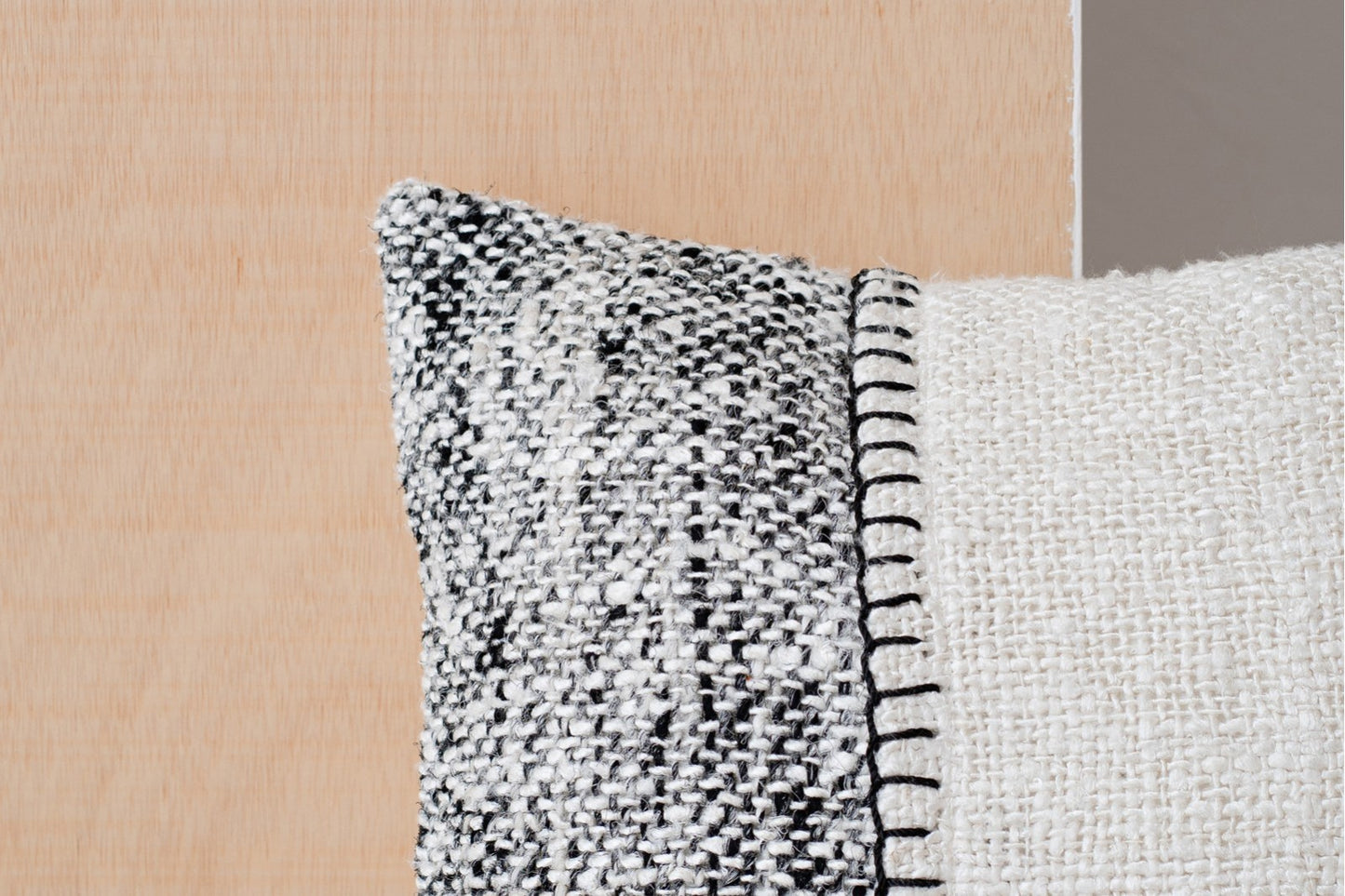 Detalle del Cojín de algodón blanco y negro con detalle bordado 50X50CM - natural - OTO N3, con tejido texturizado en blanco y negro por un lado, y blanco por el otro, dividido por costuras negras: un toque moderno perfecto para tu salón.