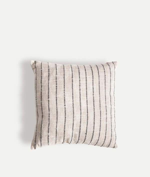 El Cojín de algodón blanco roto y gris 50×50 cm - básico - KODU SALEHA presenta un diseño cuadrado con una sutil combinación de colores blanco roto y gris, sobre un fondo blanco liso.