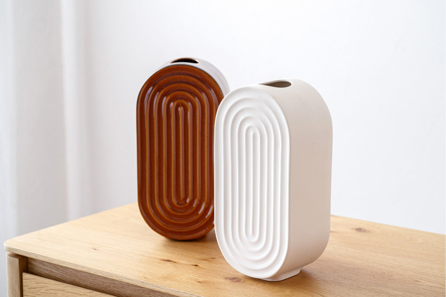 El set de jarrones de cerámica NERVA, en blanco o caramelo y de diseño contemporáneo con superficie acanalada, es perfecto para quienes buscan una elegante decoración de hogar.