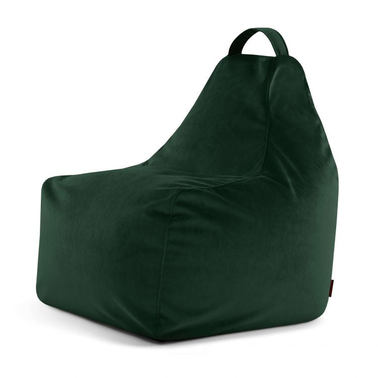 El Bean bag Play Barcelona presenta un acabado en terciopelo verde oscuro, respaldo alto y asa de transporte superior, perfecto para relajarse con estilo.