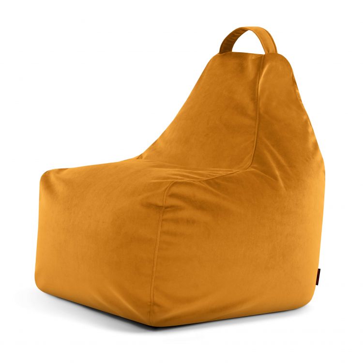 El Bean bag Play Barcelona en terciopelo amarillo mostaza cuenta con un respaldo alto y un asa de tela en la parte superior, que se muestra sobre un fondo blanco.