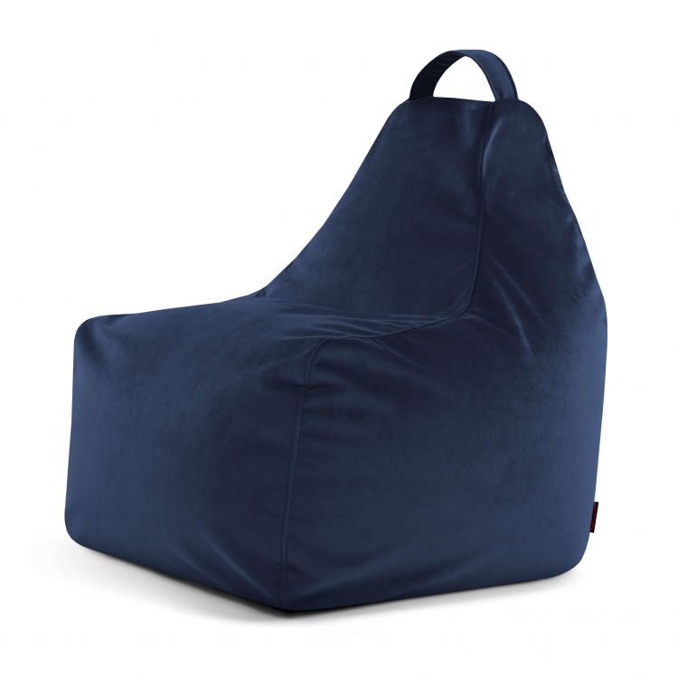 El Bean bag Play Barcelona de terciopelo azul oscuro presenta un respaldo alto y un asa superior, sobre un fondo blanco liso.