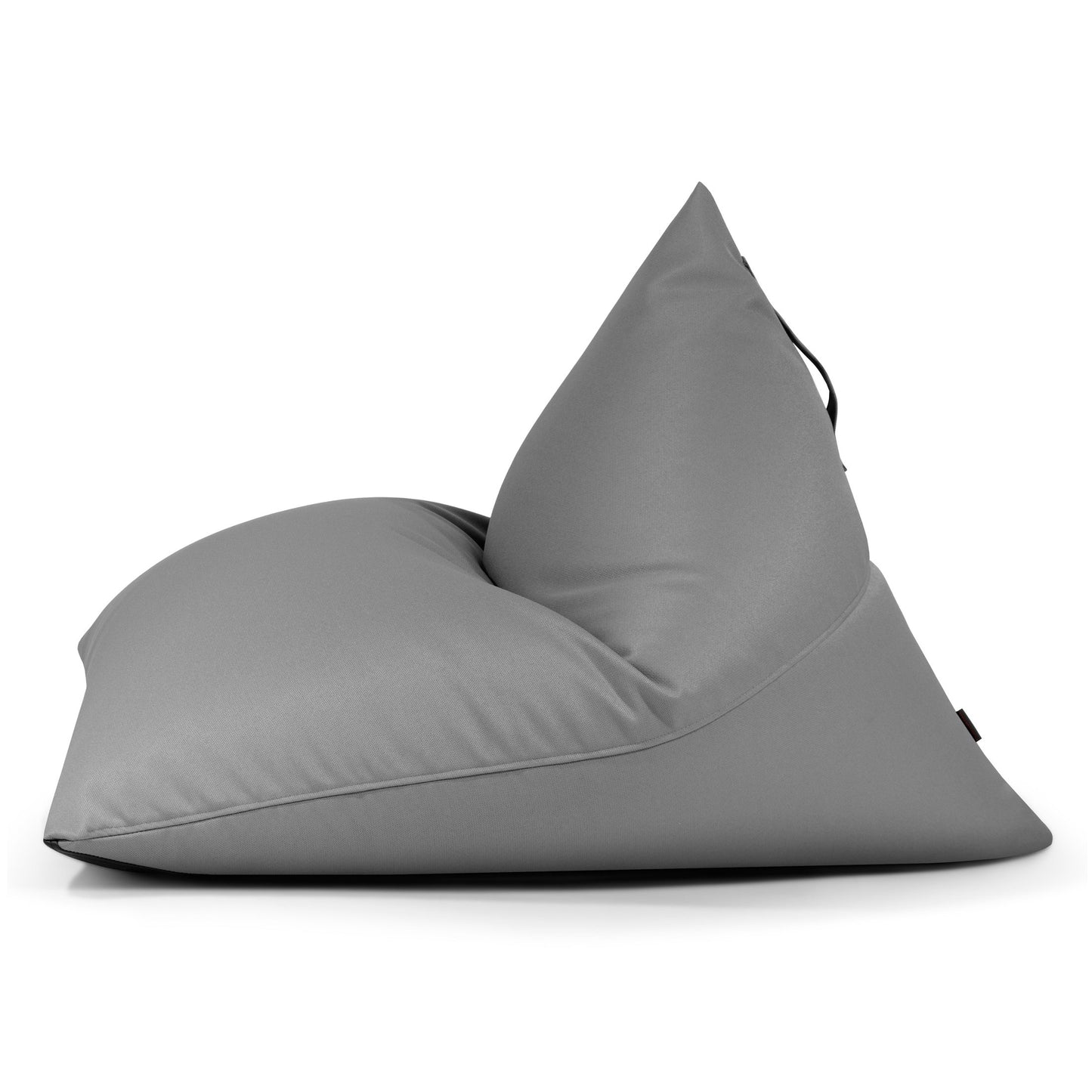 El puff bean bag juvenil RAZZ PROFUSE, en gris con tejido ignífugo extrasuave (110×130×90 cm), tiene una moderna forma triangular, un perfil ligeramente inclinado y un asa superior ergonómica, ideal para relajarse en el dormitorio o la terraza.